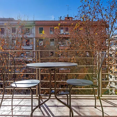 Luciano Colosseo Apartment-2